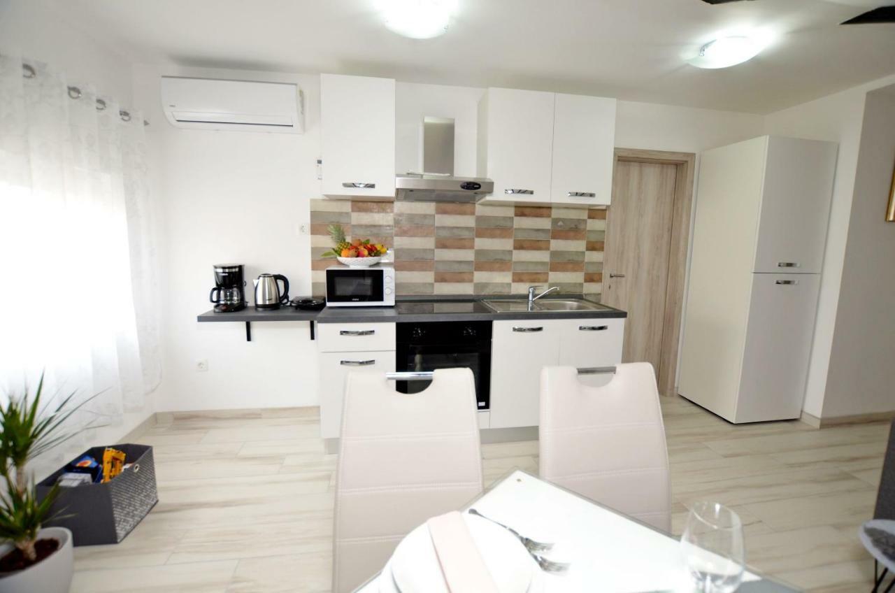 Apartments Viktoria Lovran Exterior photo